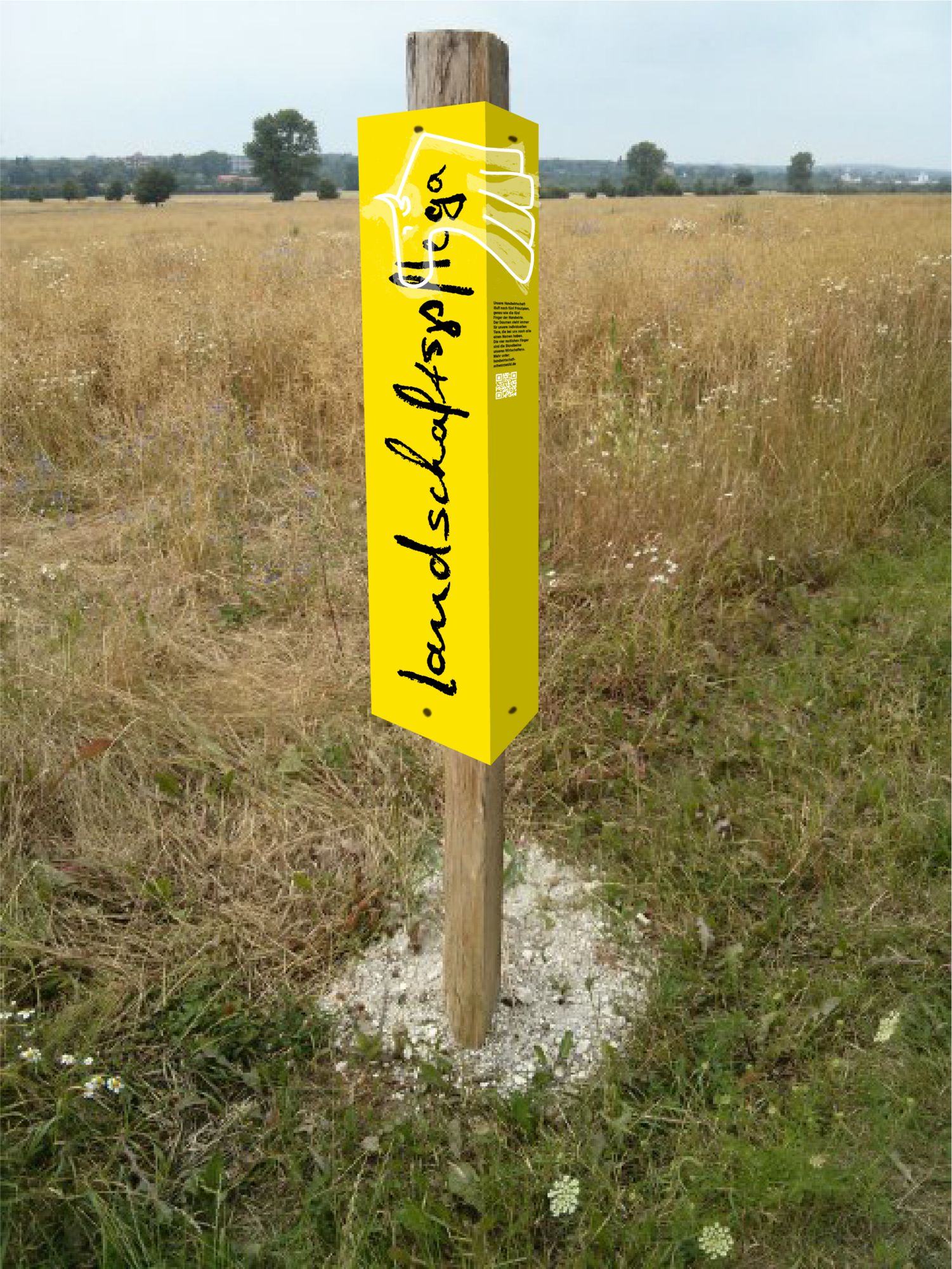 Gelbes Wanderschild am Feldrand